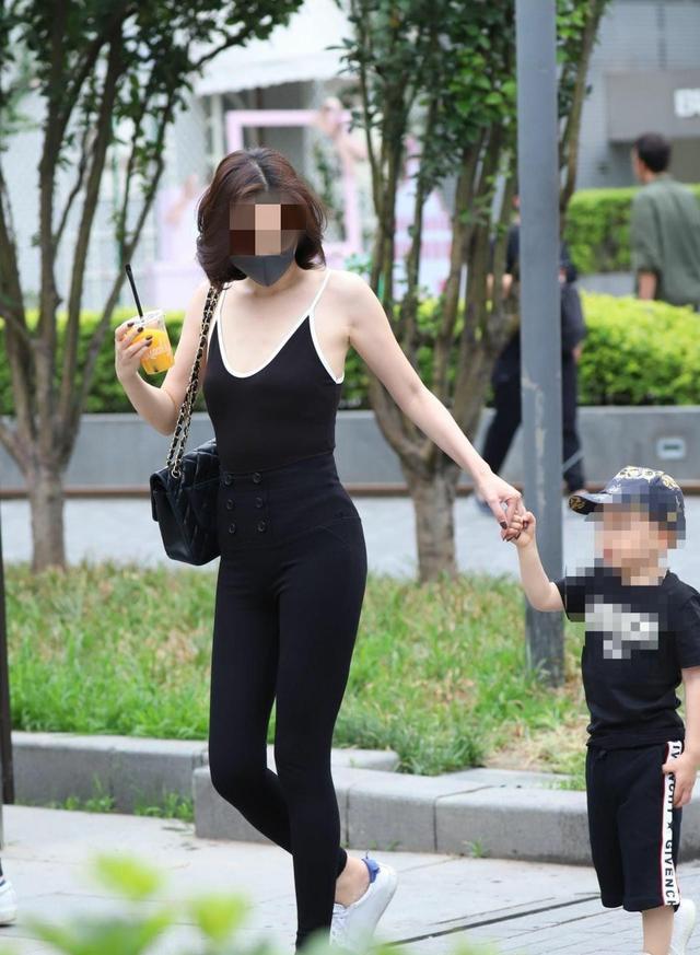 『你的育儿经』宝妈穿着“清凉”接儿子，却被孩子同学取笑：你妈妈穿内裤出门