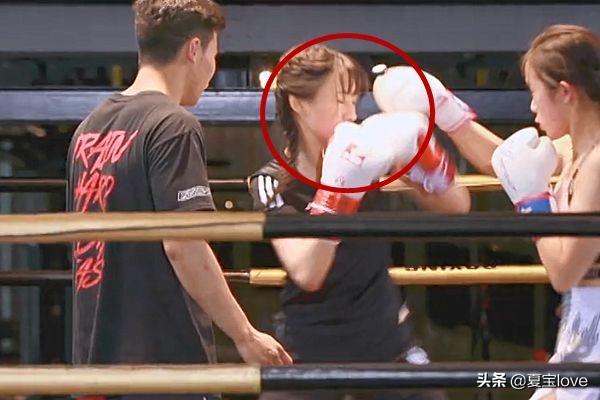 电影工厂|郑爽和朋友练拳击，全程小心护着鼻子，险些被误伤被教练叫停