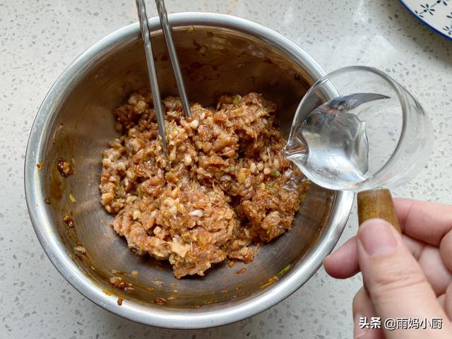白菜包饺子要不要焯水？传统老做法告诉你这样做，鲜嫩多汁营养高