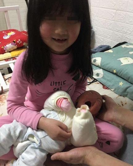 『超级宝妈』最“亲密”二胎火了，哥哥哄完弟弟睡着，妈妈掀开被子后心暖化了