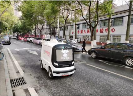 #新华网客户端#中国移动5G无人车家族上岗助力复工复产