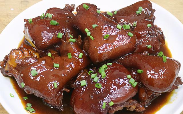 农家人爱吃的红烧猪蹄这样做，色泽红亮，口感软糯，胶原蛋白丰富