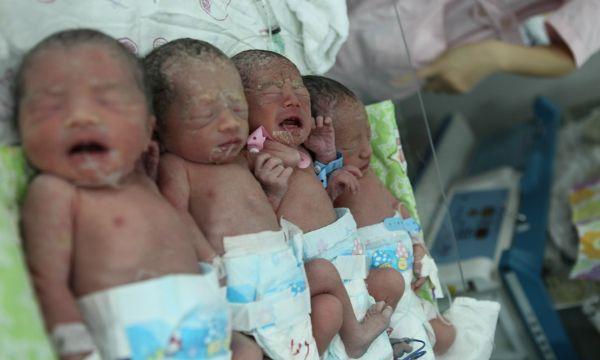 超级宝妈:孕妈生下4胞胎,知道孩子性别后,丈夫笑得合不拢嘴