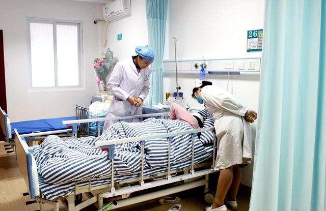 #你的育儿经#“我真羡慕你”，穷孕妇和富孕妇住一个病房，两人的待遇引人深思