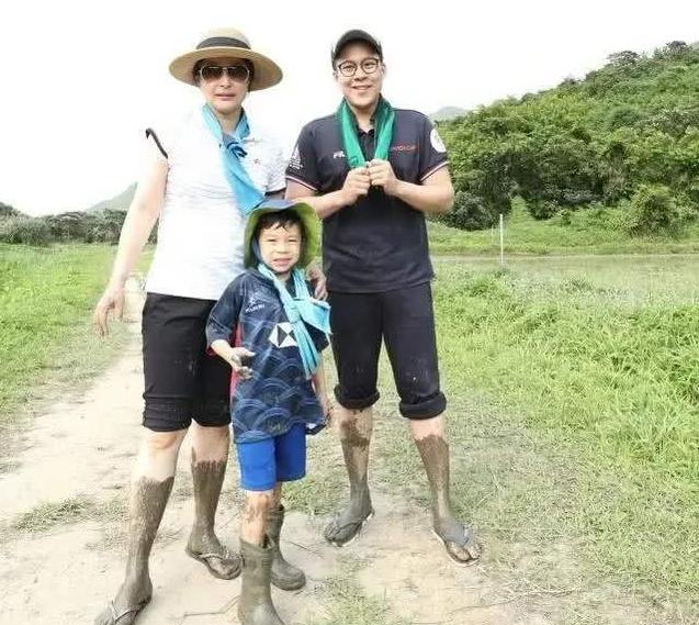 「超级宝妈」郭晶晶的“豪门教育”，霍震霆看孙子要提前预约：一点面子都不给