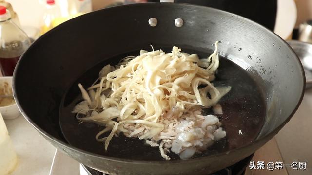 秋冬进补，试试这道平菇虾仁肉丝汤，清淡营养不油腻，家人都爱喝