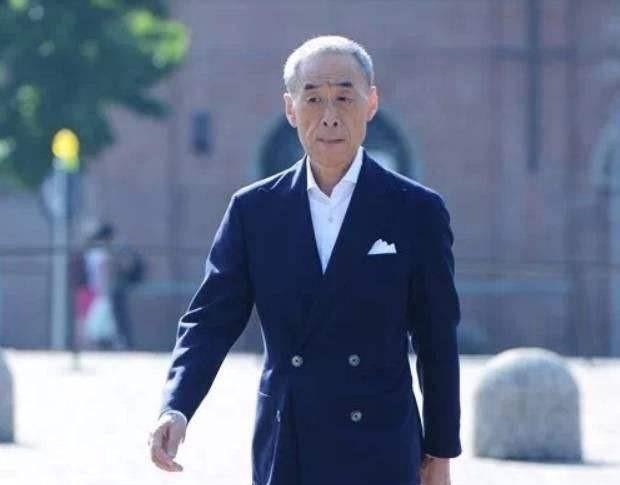 超级宝妈：山东“不老爷爷”走红，抱着孙子被误认是父子，颜值让网友很羡慕