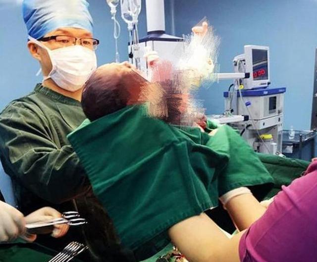 超级宝妈▲宝宝出生后对妈妈微笑，医生反手给一巴掌，得知原因后赶紧道谢