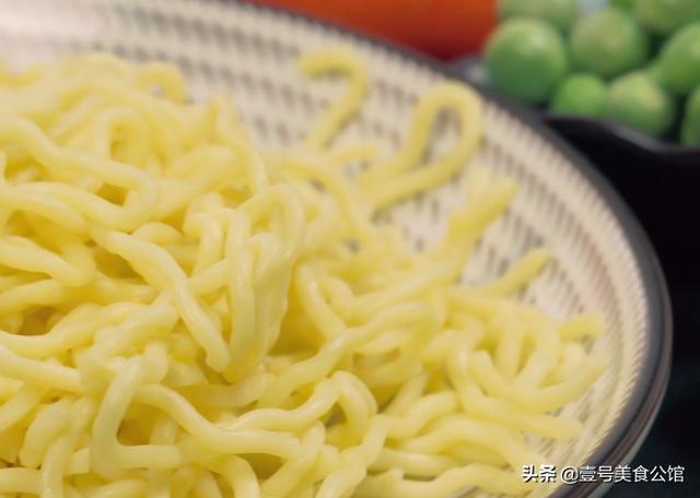 在家来一份培根蛋黄炒面，荤素搭配，好吃营养，解馋又美味的主食