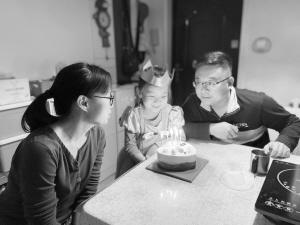 光明网▲2岁宝宝想妈妈妈妈抱抱举高高