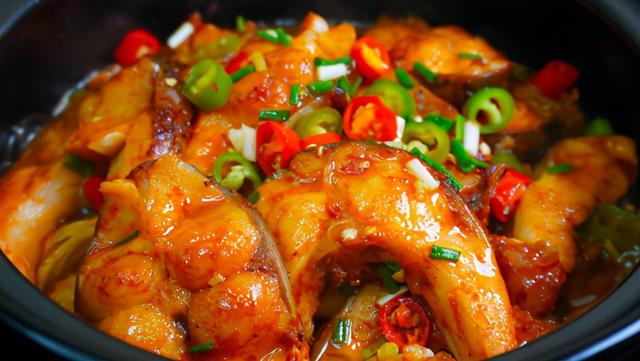 草鱼怎么做才好吃？这样一次炖一锅不嫌多，出锅后连汤汁都不剩