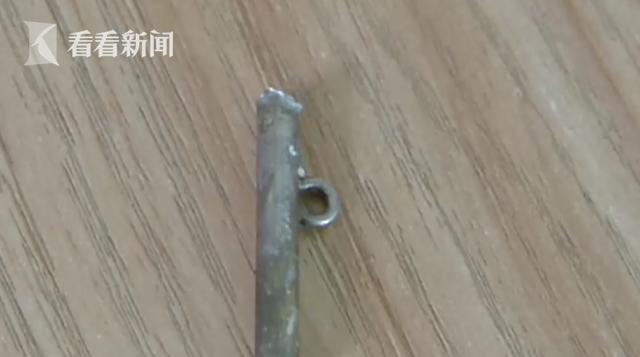 男子将金属管插入下体，舒服没多久，断了…