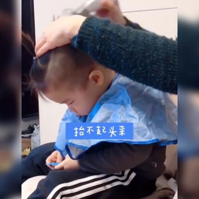 「超级宝妈」萌娃上演“宅男变形记”，宝妈改造自家宝宝火了，网友：五分好评