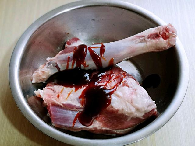 冬日小确幸美食，在家烤羊腿，外焦里嫩口感好，还能滋补身体