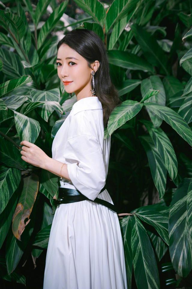 [第五大道]陈紫函穿白裙太有魅力，穿搭优雅还显气质高级，45岁美出新高度