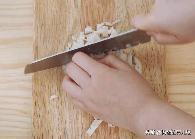 莲藕搭配肉末，用豆皮简单一裹，鲜香味美又解馋，家中孩子特爱吃