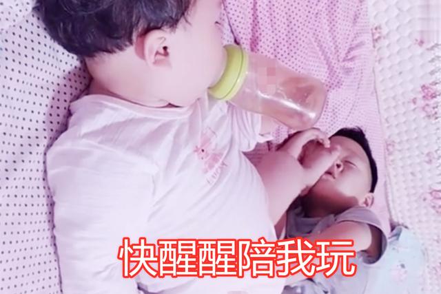 幸福大联盟|妈妈让兄妹一起午睡，偷偷推开门看情况，这画面被哥哥萌到了