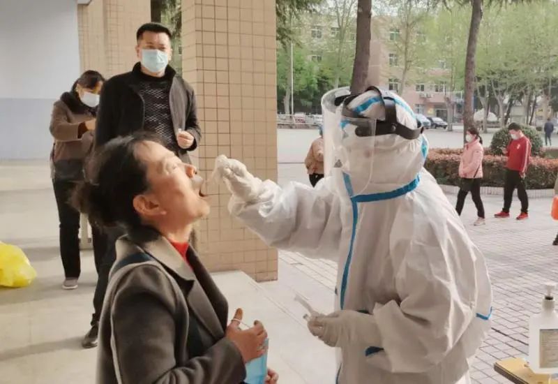 暖先生格调■多地通知!师生返校,要核酸检测(费用谁付?),不得利用双休及节假日补课!