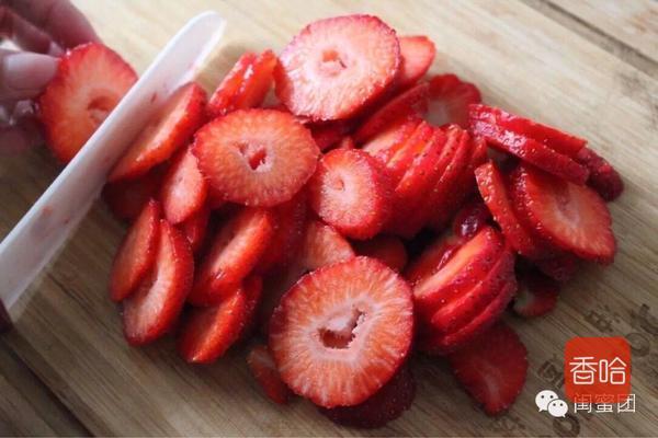 少女心系列！好吃到流泪的抹茶草莓千层蛋糕，免烤箱零失败