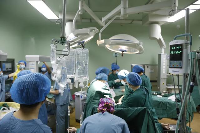 女士|本来想给老大生个伴，山东 二胎产妇生下三胞胎“兄弟连”