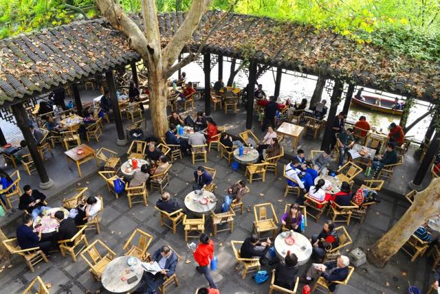 「你的育儿经」书架上的最美中国纪录片《这里是中国》，每一页都震撼人心