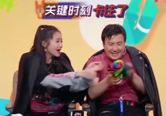 王牌对王牌沈腾为躲避淋雨抢关晓彤帽子不算啥还自带浴帽fun娱乐