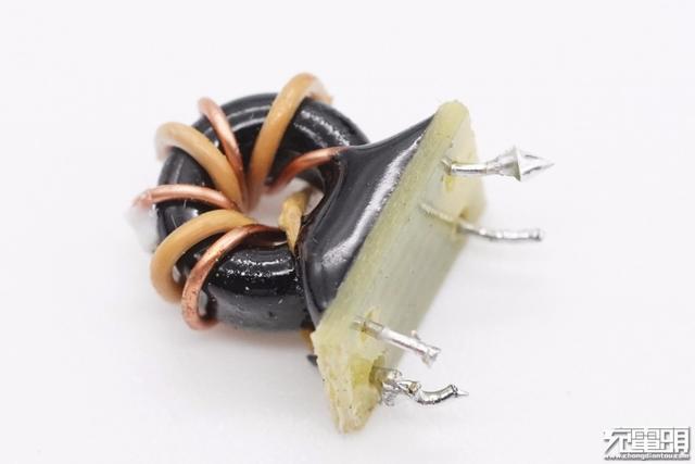 联想90W双C口氮化镓快充拆解，双口45W快充，内部设计爱了