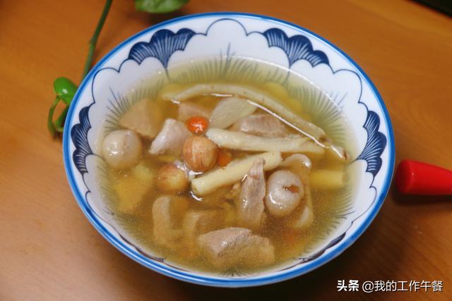 超级宝妈|孩子睡觉不踏实,我家经常炖莲子百合沙参汤,一年四季合适
