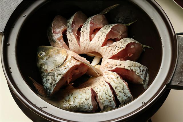 草鱼怎么做才好吃？这样一次炖一锅不嫌多，出锅后连汤汁都不剩