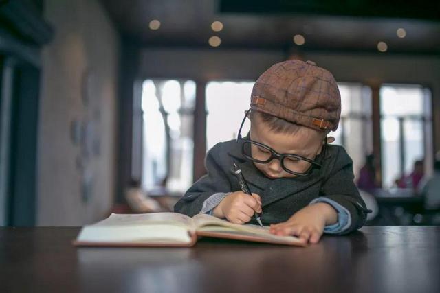 妈妈，你为啥总去爸爸的房间，遇上睡觉浅的娃，爸爸不厚道地笑了