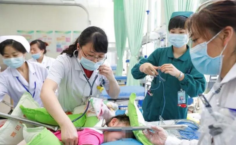 暖先生格调:3岁女儿在房间玩,厨房的宝妈听到一声闷响,回来女儿没了!