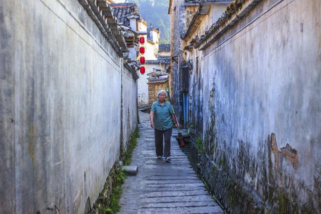 「行路万里」皖南最有特色的古村,一个原仅有十三间房,一个有规模宏大祠堂群