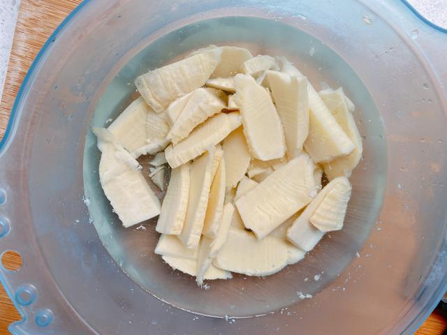 应季的冬笋馅包子，冬笋处理是重点，这样做的包子皮薄馅多还爆汁