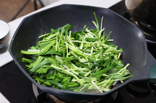 从夏天到冬天，就等着吃这一口，和韭菜炒一起，鲜味香味全有了