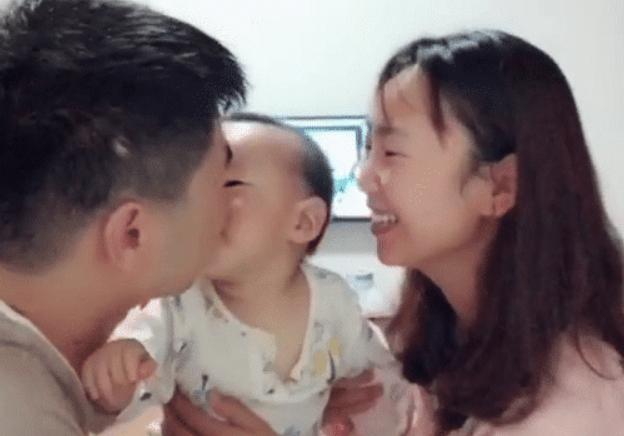 你的育儿经：父母当着娃的面玩亲亲，宝宝用实力诠释什么叫地位