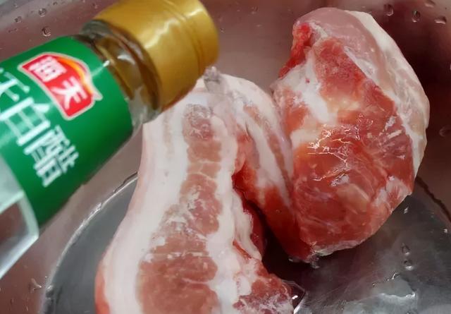 解冻肉时，不能直接用水泡！大厨教你2个技巧，解冻快，口感鲜嫩