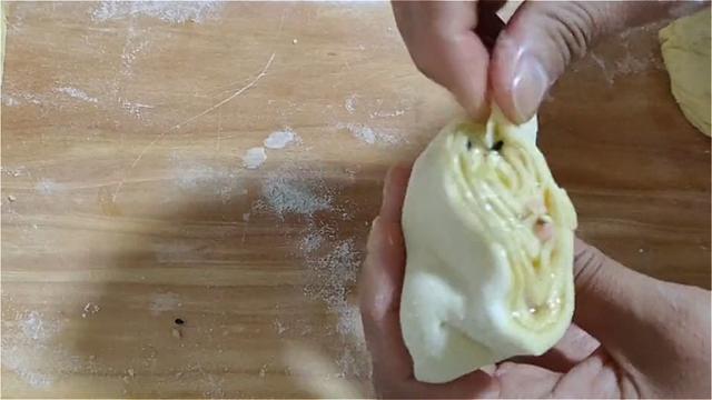 玉米面饼这样做，加多一种材料，口感丰富，吃着蓬松柔软，真香