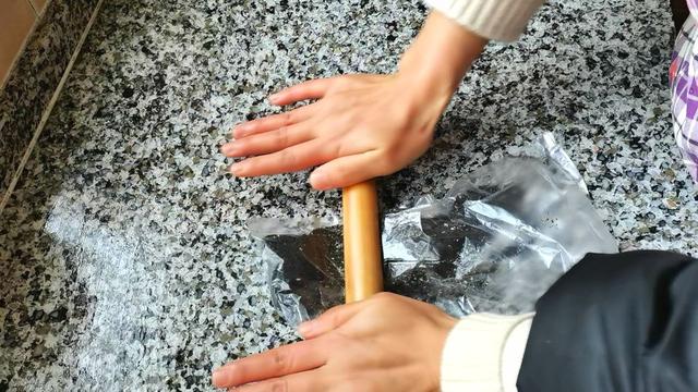 黑芝麻和面粉这样做，好吃营养还丰富，老少皆宜，制作还简单