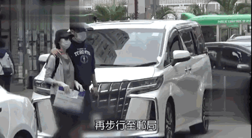 结婚22年恩爱不改！刘青云紧搂老婆护其过马路东北网