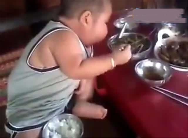 你的育儿经|奶奶带5岁孙子吃喜宴，孩子酒席上的举动惹众怒：教不好别带出来