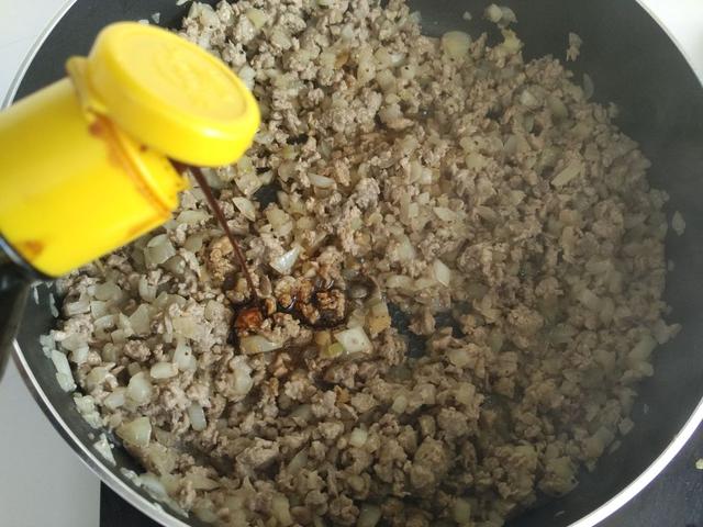 家庭版牛肉饼的做法，馅料这样做，咬一口汁多肉嫩，真过瘾