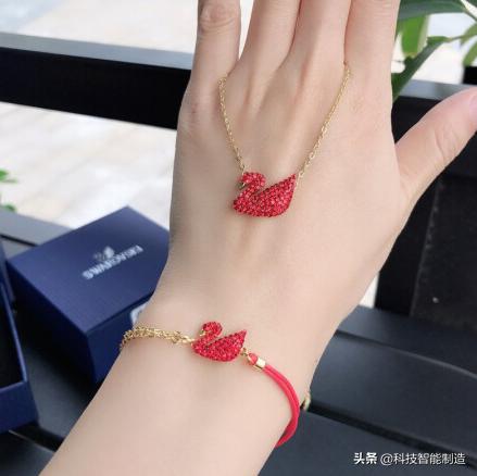 时尚探究社施华洛世奇火了125年的奢侈品牌，人造玻璃，价格却堪比天然水晶