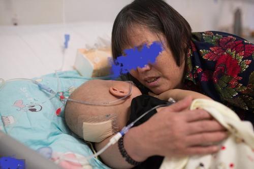 「你的育儿经」7个月大男婴紧握拳头，奶奶却让父母带去医院，医生：已经来晚了