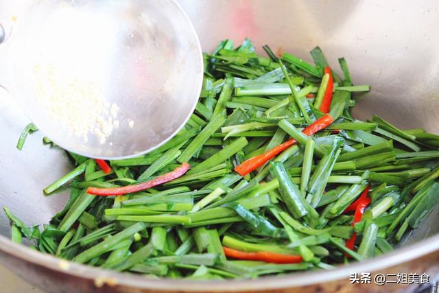 无论炒什么青菜，都别直接下锅炒了，牢记3个技巧，炒啥菜都翠绿