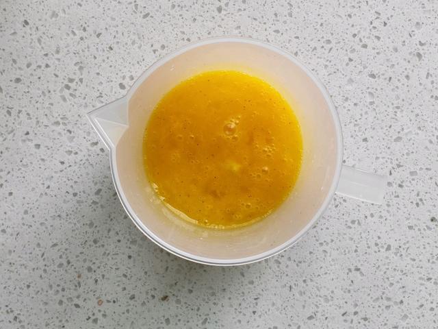 奶香鸡蛋饼，不加一滴水，面饼松软口味香甜，简简单单营养早餐