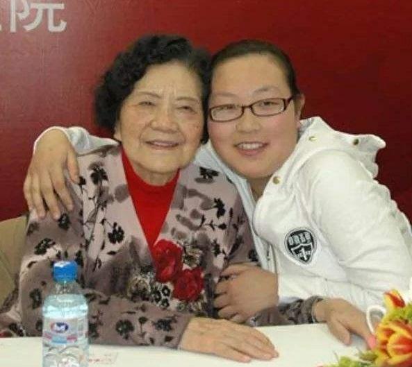 「超级宝妈」她是中国首例“试管婴儿”，32年过去了，如今她的现状令人唏嘘