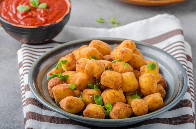 冬天炸丸子别总是用萝卜，试试这个菜，香酥鲜美，比吃肉还解馋