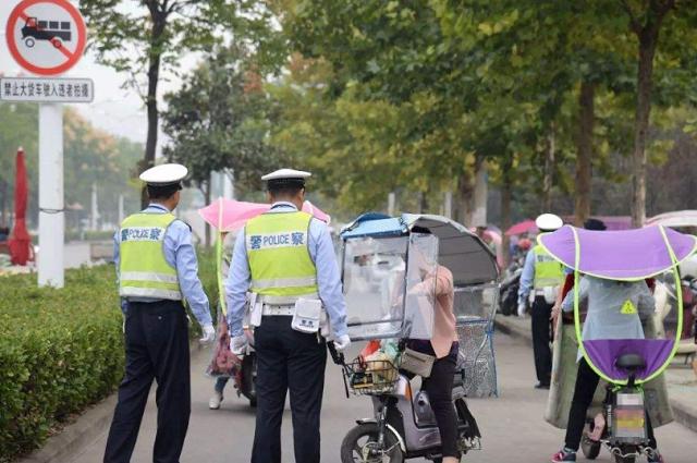 [你的育儿经]电动车摩托车都不行，宝妈郁闷质问该如何接娃：没轿车别生娃了？