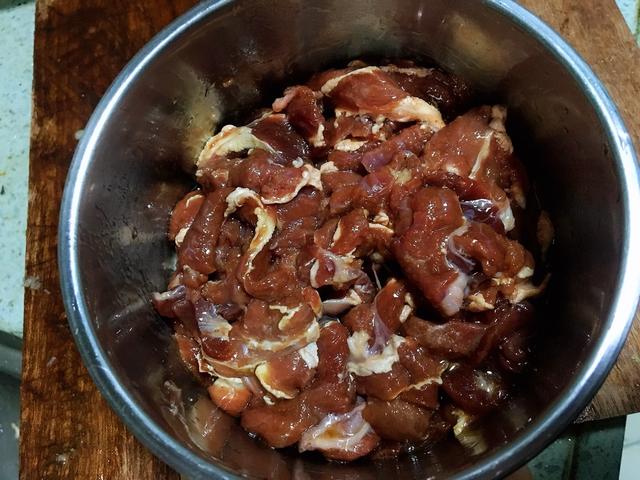 冬天多吃牛肉，滋补身体还御寒，用凉瓜炒，好吃不油腻