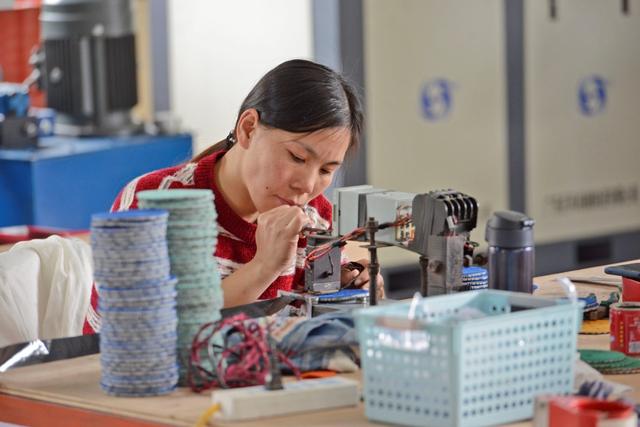 中国日报|福建泉港：订单加工忙